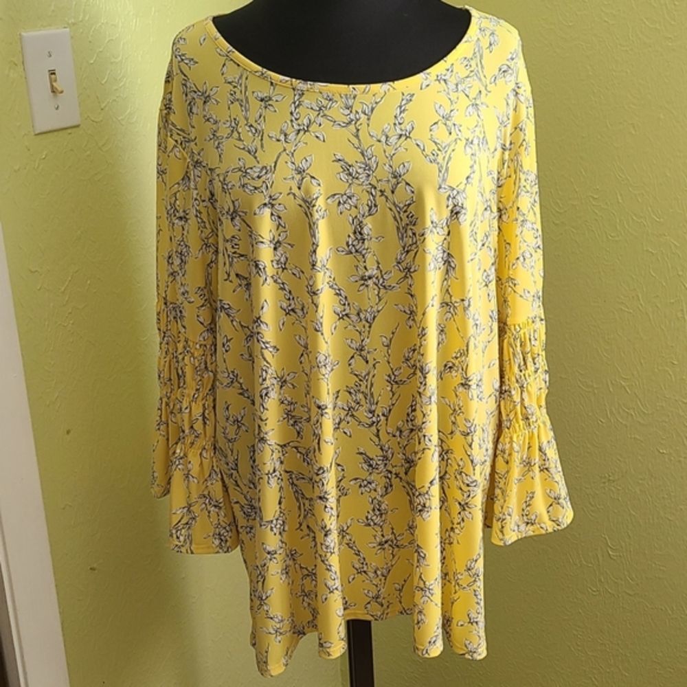 Ladies Plus Blouse with ruching on bell sleeves, yellow, size 18/20 NWOT